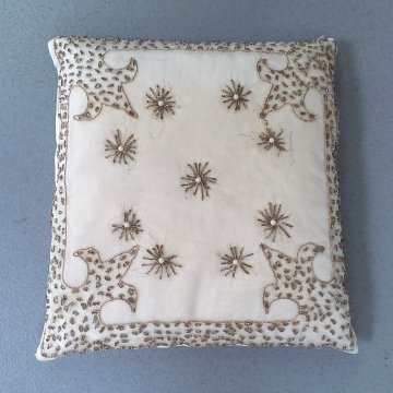 Kissen 40x40 Batist creme, Perlenstickerei gold   