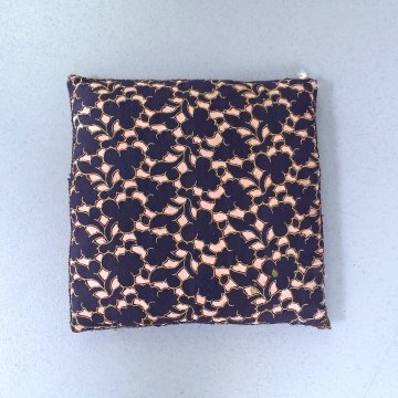 Kissen 40x40 Richelieu dunkelblau, hinterfüttert mit rosa Satin, Rückseite Satin, braun