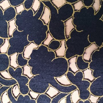 Kissen 40x40 Richelieu dunkelblau, hinterfüttert mit rosa Satin, Rückseite Satin, braun