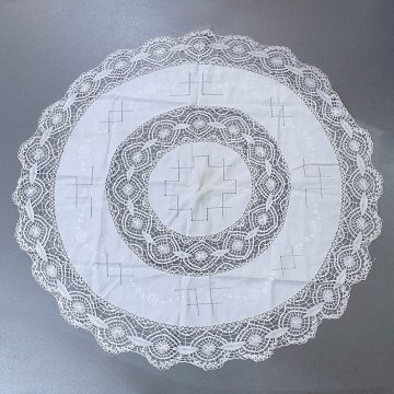 Tischdecke Ø 115 weiß, 2 Kreise feines Linnen, 2 Kreise aus Spitze, rund