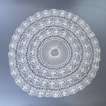 Tischdecke Ø 115 creme, Innenkreis Netz, 3 Reihen mit Lielienmedailons, Spitze, rund