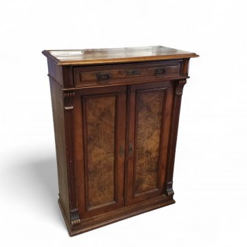 Kommode, Vertiko, Nußbaum, zwei Türen, oben ein Schub, mit Wurzelholzintarsien, Messingbeschläge