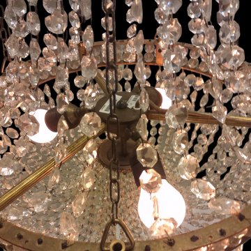 Kronleuchter, 3-flg E27 max.60W, ø46 H100, 9 Messingketten, 18x Kristallketten oben, 62x Kristallketten untenLEUCHTMITTEL gerne zusätzlich auf Anfrage erhältlich
