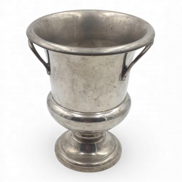 Sektkübel, Zinn, abgestufte Form, 2 Ornamenthenkel, gestülpter Rand, auf Sockelfuß, H29