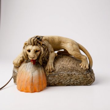 Tischlampe, Marmor, Löwe auf Fels, halbrunder beleuchteter integrierter Marmorsschirm