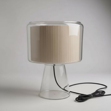 Tischlampe MERCER M Glaskörper eingelegter plissierter Stoffschirm WEISS Marset
