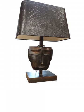 Tischlampe Visage, rechteckiger Metallsockel, Säule mit Gesicht an der Vorderseite, Schirm aus Kunstkrokodilleder schwarz, LAM LEE für LEEAZANNE