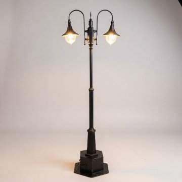 Laterne, Sockel 6-eckig, runde Säule verziert, 2-flammig, Halbrundbögen, 270cm hoch, Trumpet