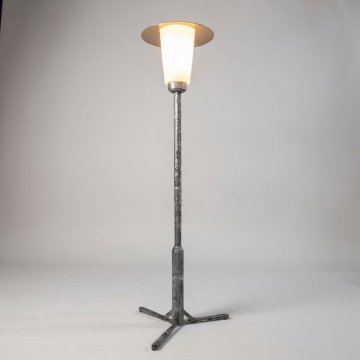 Straßenlaterne, Eisen grau, runde Säule, Dreibein, runde Milchglaskuppel, Plastik, 3 m hoch