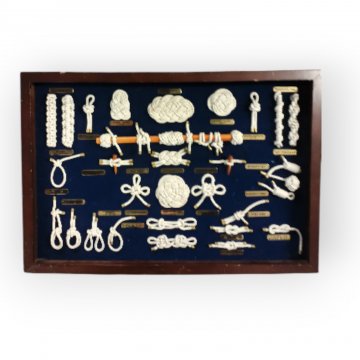 Semannsknotenbrett unter Glas H.36cm , B.51cm blauer Untergrund