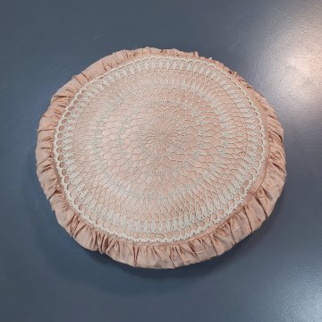 Kissen Ø40 Satin rosé, Rand gerüscht, weiße gehäkelte Spitzenkissenplatte (blaues Federinlett)