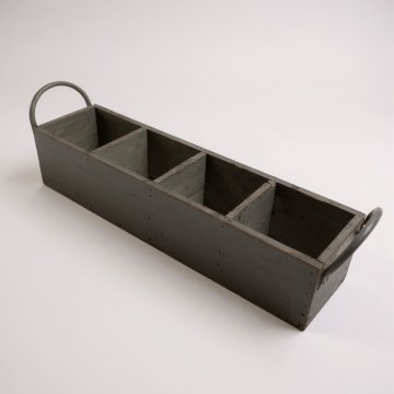 Flaschentablett / Flaschenträger, Holz grau gebeizt, Metallgriffe, für 4 Flaschen, 55x12x11cm