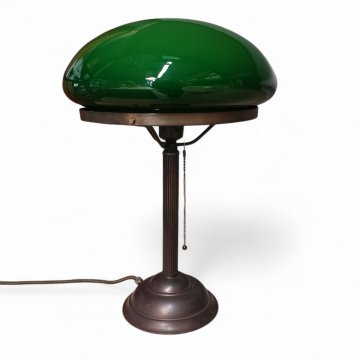 Tischlampe MATTHIES, Messing brüniert, runder, abgestufter Sockel, kannelierter Schaft, grüner Opalglasschirm, 1-flg. E27 Zugschalter