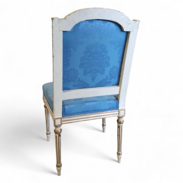 Stuhl Louis XVI,Gestell weiß-gold, Sitz und Rücken hellblauer Damast, kannelierte Beine, 02/66, 03/32