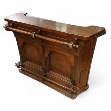 Theke, Nußbaum dkl.braun, Griff- und Fußstange, 3 Regalfächer, Seiten abgeschrägt, B155xH106