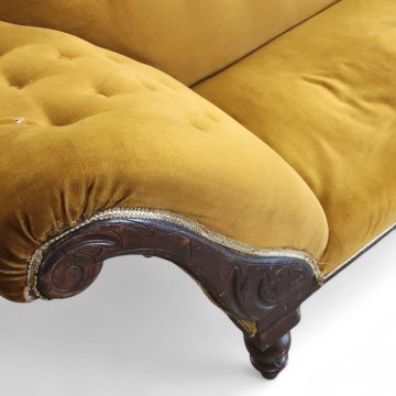 Recamiere, JHW, Nußbaum, gedrehte Füßchen, Schnitzerei, honigfarbener Samtbezug, kapituniert. B185 xT 60x H 83cm.