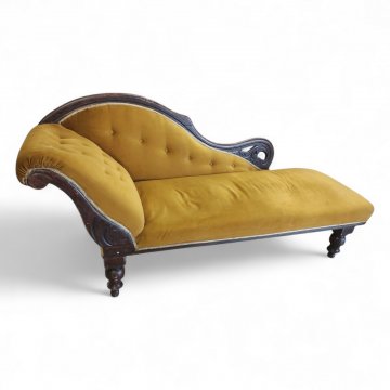 Recamiere, JHW, Nußbaum, gedrehte Füßchen, Schnitzerei, honigfarbener Samtbezug, kapituniert. B185 xT 60x H 83cm.