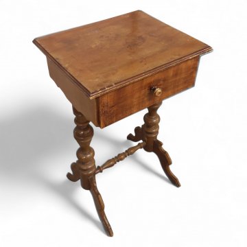 Nähtisch, JHW, Nußbaum, gedrehte Säulen, gedrehter Steg, 1 Schub, 47x40x76 cm