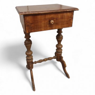 Nähtisch, JHW, Nußbaum, gedrehte Säulen, gedrehter Steg, 1 Schub, 47x40x76 cm