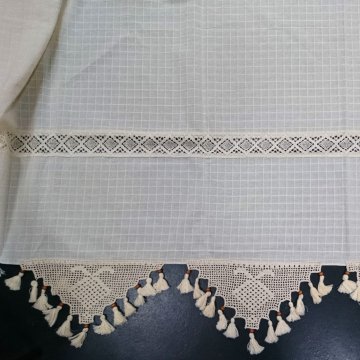 Dekostoff 190x300 creme, karierte Struktur, Häkelspitzeneinsatz im unteren Drittel + Häkelspitze mit braunen Perlen unten, ohne Gardinenband