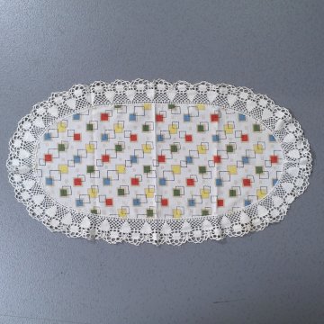 Deckchen oval 65x35 creme, feines Leinen, Muster aus gelb, rot grünen Karos, breite Häkelborte