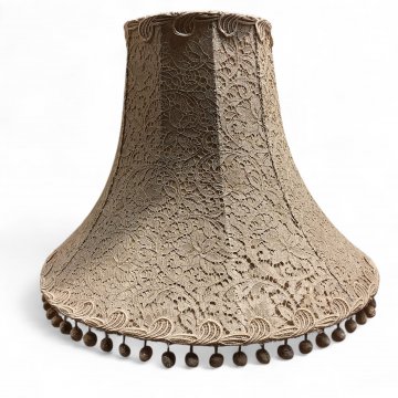 Schirm, Spitze auf Seide, hell,  Drahtkorb,Trompetenform, beige kleine Bommeln, Aufhängung oben, geschlossen,