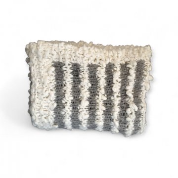 P- Wolldecke 120x185cm, weiß/grau Streifenmuster, weiße Wolle mit Knoten, locker gestrickt