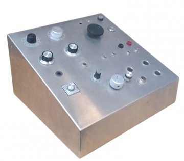 Schaltpult Edelstahl, schräg, 30x30cm, h 17cm