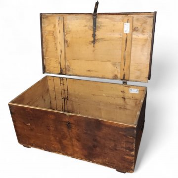 Kiste Holz, Klappdeckel, Metall-Beschläge, Metall-Schließe, seitlich zwei Griffe, vier Füßchen, 75x41x34, Gebrauchsspuren