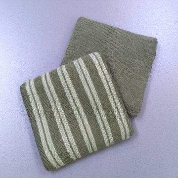 Kissen 35x35 wollig gestrickt, grün, hellgrüne Streifen