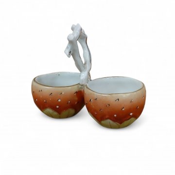 Salz-Pfeffer Menage, Porzellan, zwei Schälchen, Erdbeeren-Form, weiß-rot-grün, Goldrand, oben Griff, 10x8x5