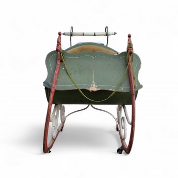Schlitten, grün-rot historisch, mit Samtpolster auf Rädern, 60b, 90h, 140l