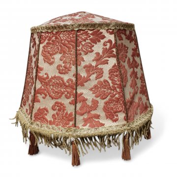 Stoffschirm, Damast mit rotgoldem  Rankenmuster, Goldborte mit Fransen und Quasten, kantige Haubenform, Aufhängung oben