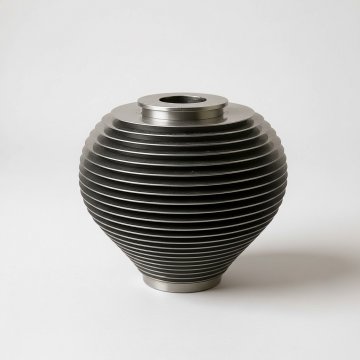 Vase, Aluminium, geschichtete Metallscheiben, Ø 16cm, H: 12-15cm, Avedis Baghsarian