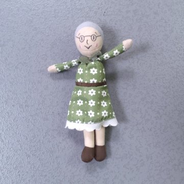 Puppe 20x7 Stoff, Großmutter, Oma, grünes Kleid mit weißen Blüten, grauer Dutt, passt zu 91100059