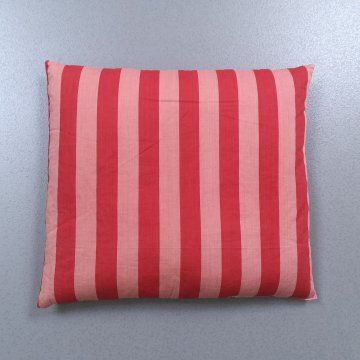 Kissen 55x50 Perkal, altes Federkissen, breite Streifen, altrosa + rot, Federkopfkissen, Knast / Gefängnis