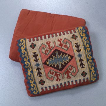 Sitzkissen 40x50x5 gestickte Kissenplatte, Kelimmuster erdfb. bunt, ziegelroter Rücken 