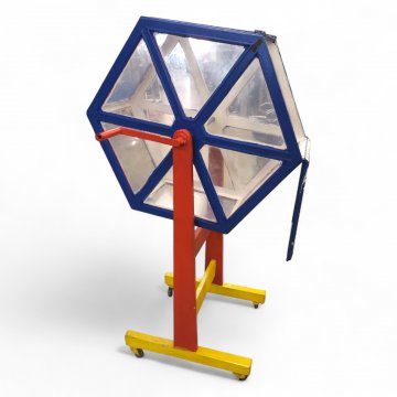 Lostrommel, Holz/Plexi, 8-eckig Ø90, Handkurbel, Rollgestell H162 B/T50, blau/rot/gelb