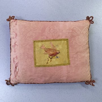Kissen 35x45 Damast fraise, appliziertes Bild: gestickter Vogel lachs rosé auf godenem Damast, Randkordel, stark beansprucht