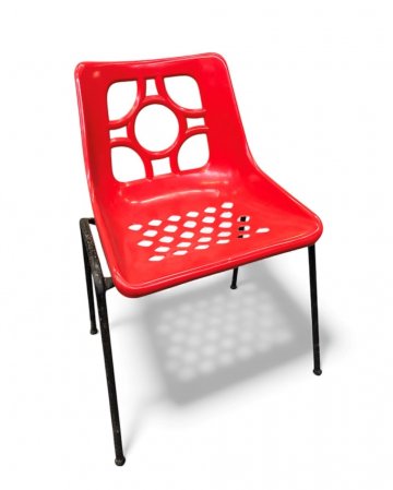 Stuhl ORNAMENT, Sitzschale Kunststoff rot durchbrochen, geometrisches Muster, Metallgestell schwarz, 1970er Jahre, 48x48cm, h 73cm (SH 45cm), Stapelstuhl, Gartenstuhl