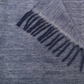 Decke170x130 Mohairoptik grau - dunkelblau, dicke dunkelblaue Fransen