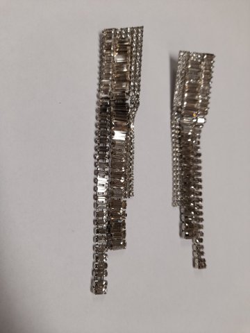 Ohrclips Strass/silber, Steine rechteckig, eckige Form mit 2 breiten + 4 schmalen Strasshängern, Zara