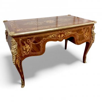 Schreibtisch, reiche Intarsien und Verzierungen, Messingbeschläge, 5 Schübe, Zarge und Beine gebaucht, geschwungen, B133