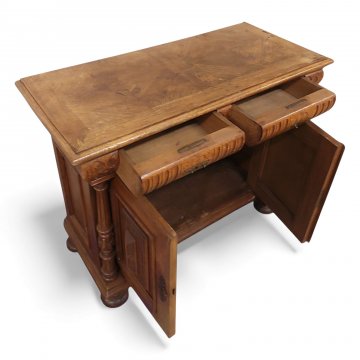 Kommode, Eiche braun, 2-türig, 2 Schübe, seitlich Säulen kanneliert, Schnitzereien, Kugelfüße, B110xT49xH88