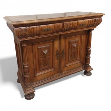 Kommode, Eiche braun, 2-türig, 2 Schübe, seitlich Säulen kanneliert, Schnitzereien, Kugelfüße, B110xT49xH88