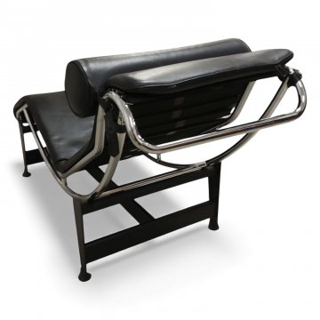 Liege Leder schwarz, Nackenrolle, Chromgestell gebogen, Sockel Metall schwarz, L180