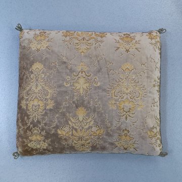 Kissen 50x55 Stilstoff,  Samt, beige, gold braunes Ornament, dünne grün creme gedrellte Randkordel