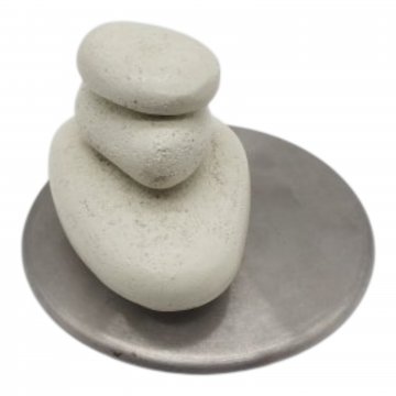 Büroklammerhalter INUKSHUK 3 magnetische Steine weiss auf runder Edelstahlplatte