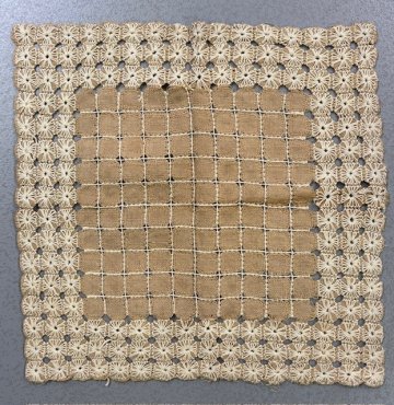 Deckchen 50x50 beige, creme, handgewebt, Karo, breiter Rand mit aufgestickten Blüten, Blumen