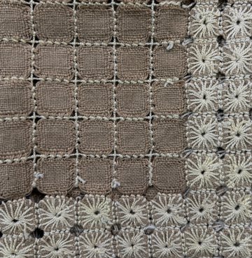 Deckchen 50x50 beige, creme, handgewebt, Karo, breiter Rand mit aufgestickten Blüten, Blumen